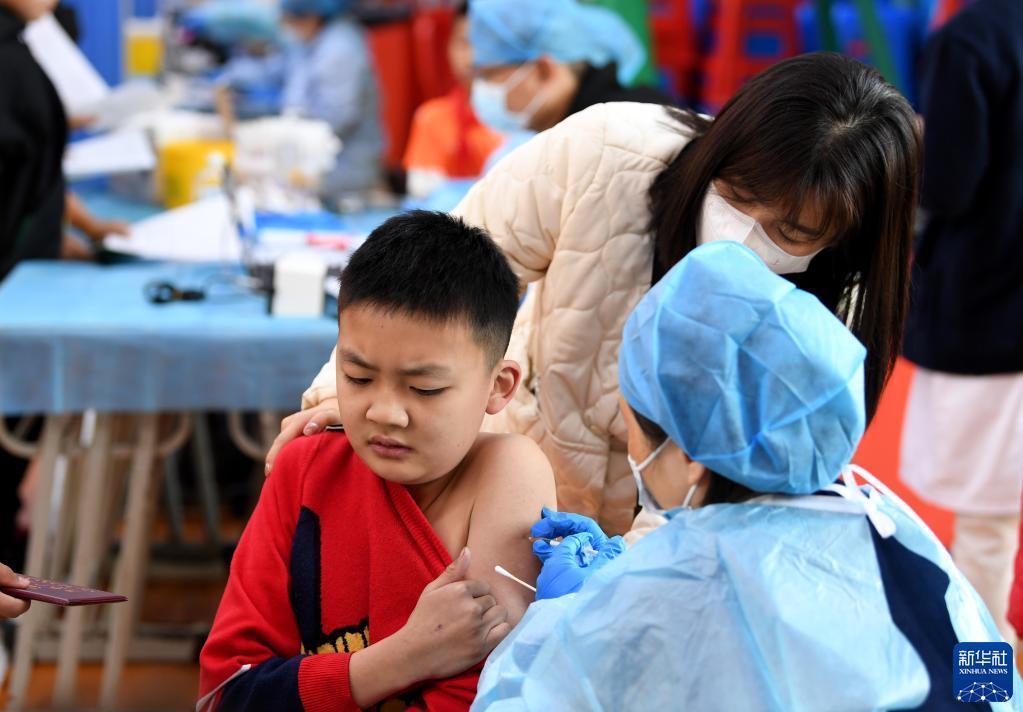 当日,安徽省合肥市翡翠学校组织医务人员来到校园,为学生接种疫苗.