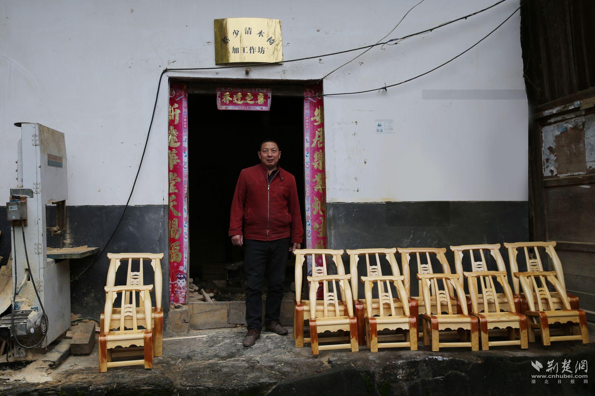 4  蔡少清的加工作坊和部分木椅样品 章伟 摄.jpg.jpg