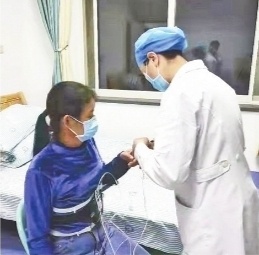 睡眠治疗室里,医生正在向患者王先生解读心理测试报告,"其实出现问题