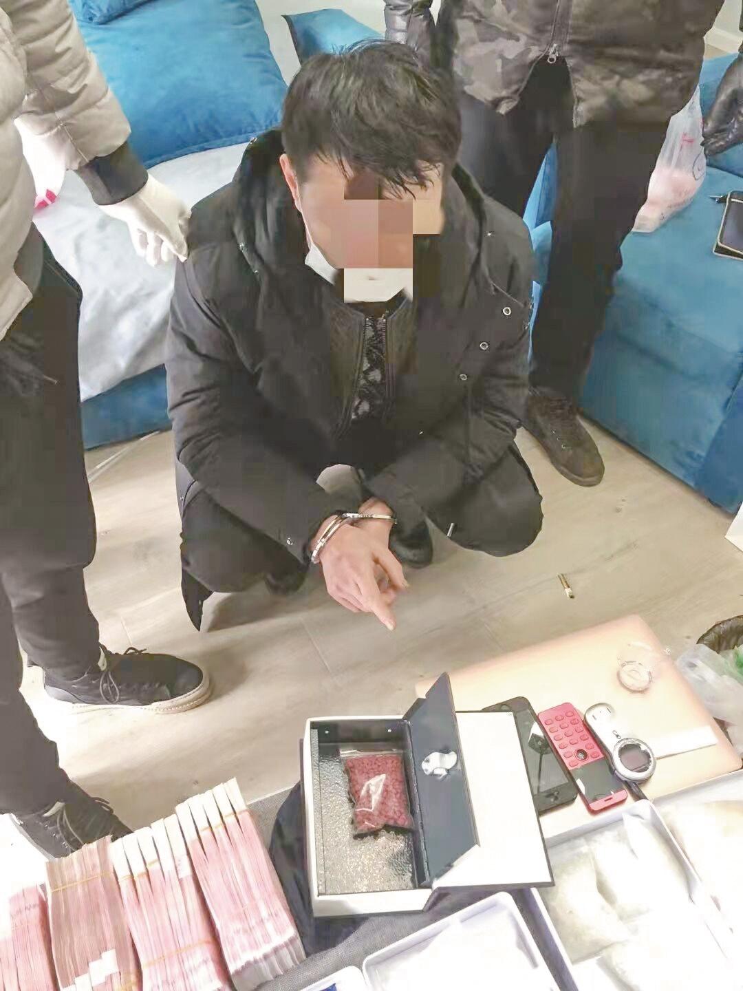 此案中,武汉警方共抓获犯罪嫌疑人45名,缴获冰毒等毒品16公斤,扣押