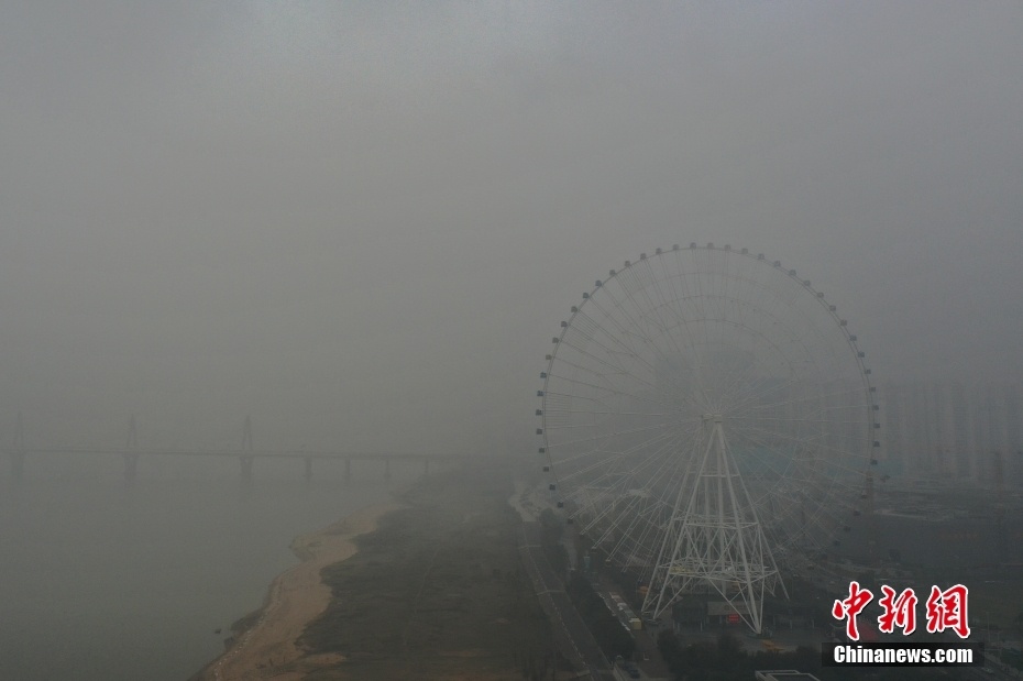 江西南昌遭遇强浓雾天气 高层建筑"隐身"