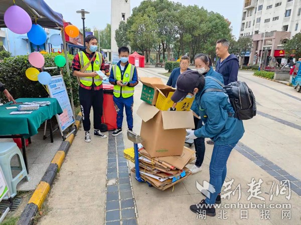 垃圾分类进小区 文明城市我先行