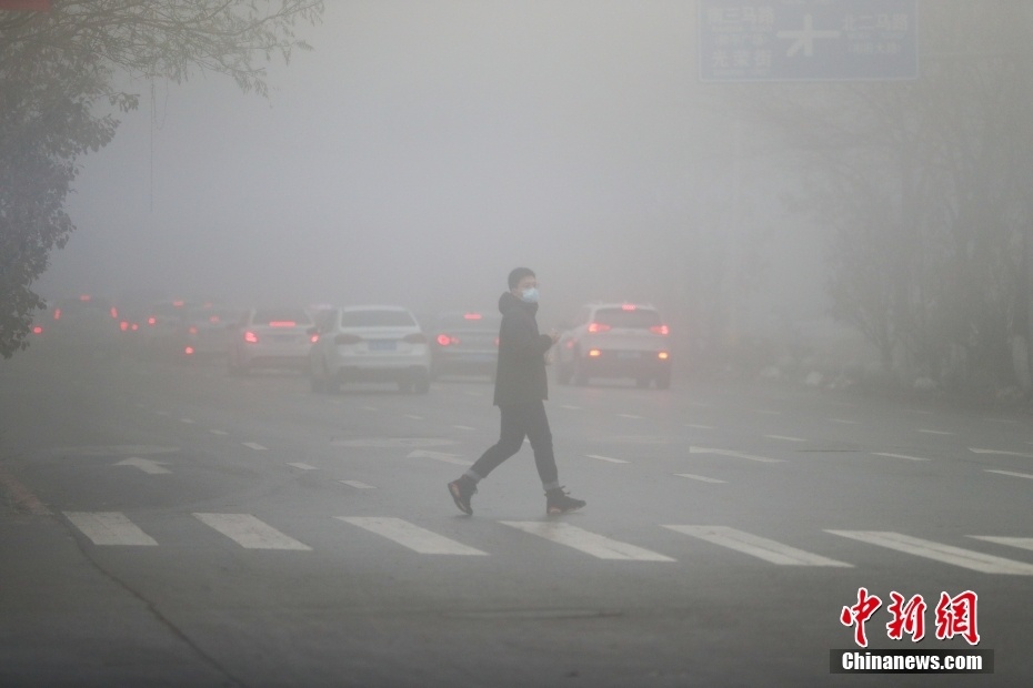 江西南昌遭遇强浓雾天气 高层建筑"隐身"