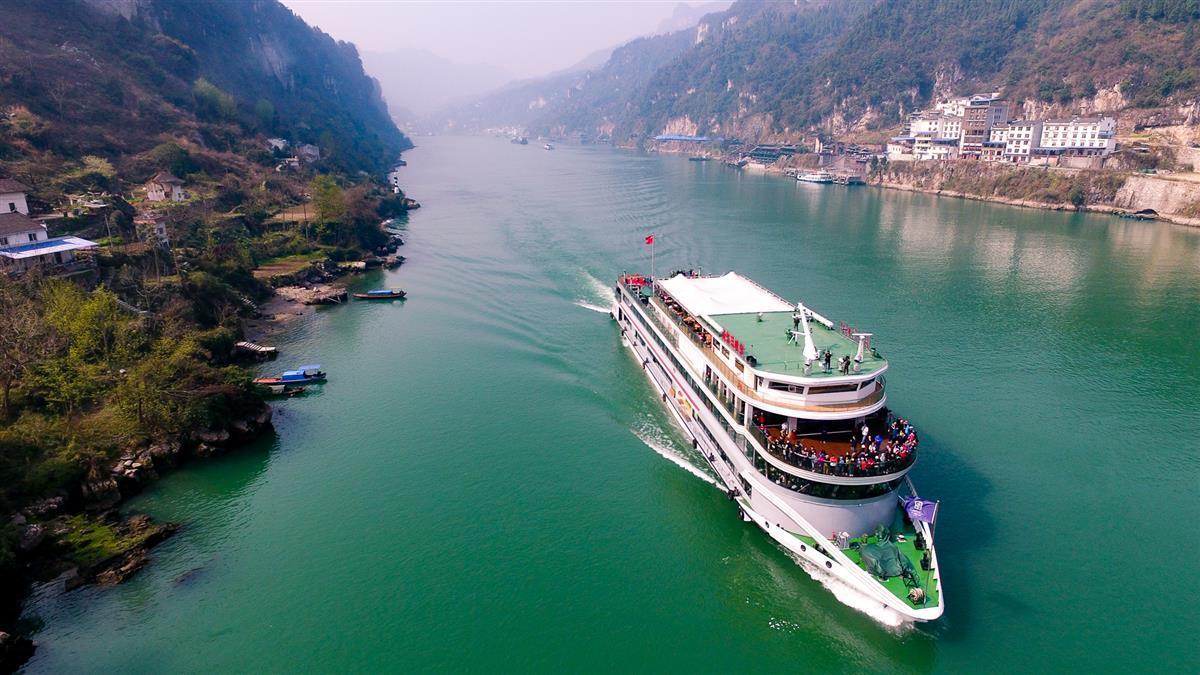 "殷俊认为,长江三峡是长江上最为奇秀壮丽的山水画廊,举世无双,"如果