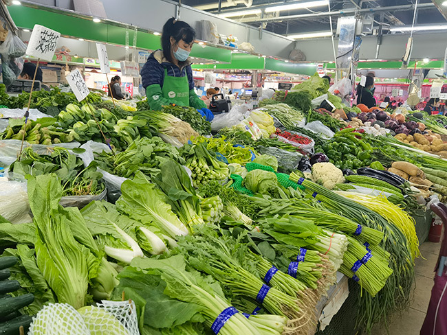 北京某菜市场蔬菜供应充足.人民网记者 李楠桦摄