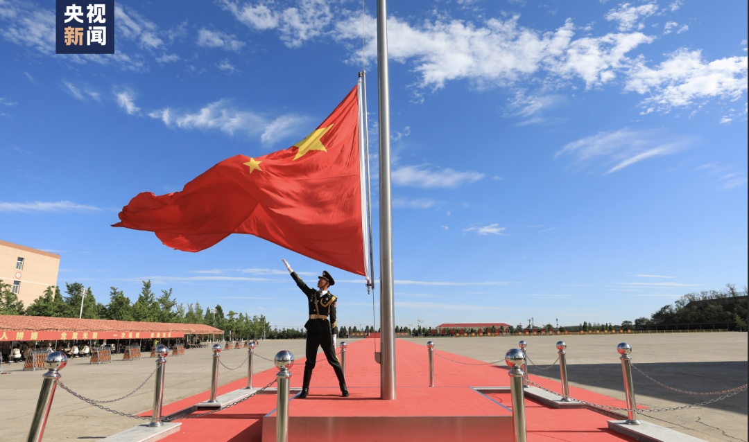 为把国旗升好他每天挥臂1300次