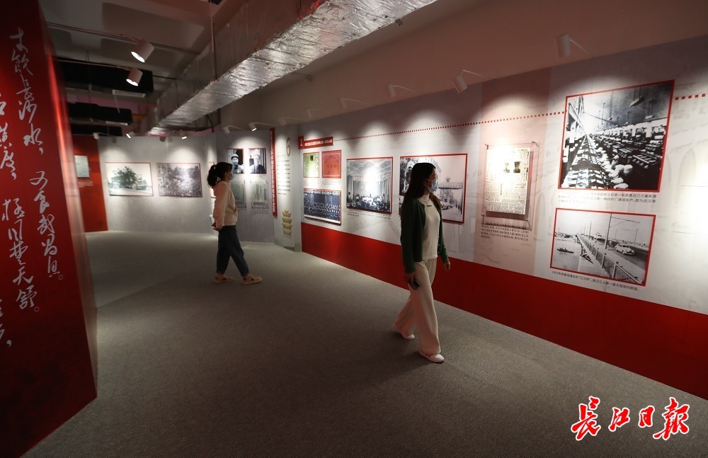 来这个图片展看"武汉百年瞬间"