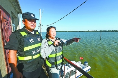 夫妻守岛护湖记