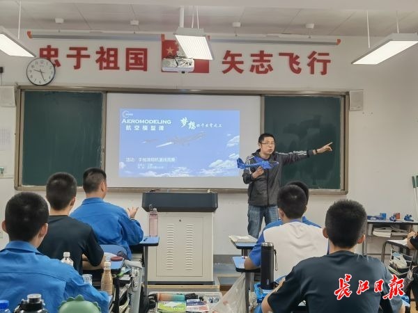 武汉六中航空"实验班"学员正在上航模课程.(记者向洁 摄)