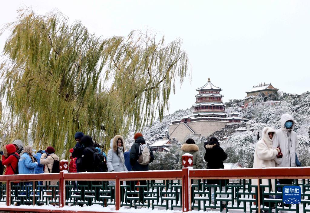 11月7日拍摄的颐和园雪景. 11月6日起,受寒潮影响,北京出现持续降雪.