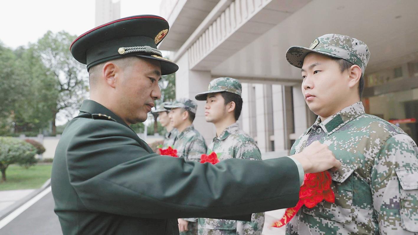 代向阳(左一 武汉市江夏区人民武装部部长