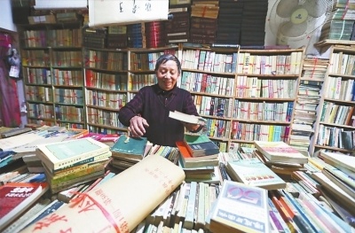 今年是建党百年,多年来李兰珍夫妇俩从一些老干部家庭,正规书店选购回