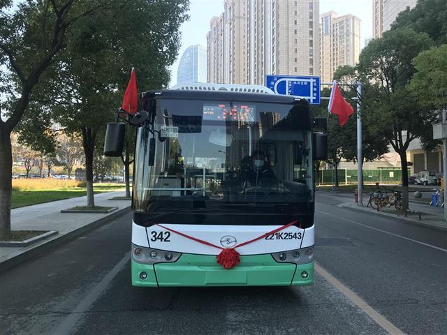 "小块头,大能量" 武汉街头上新"汉产"纯电动公交车