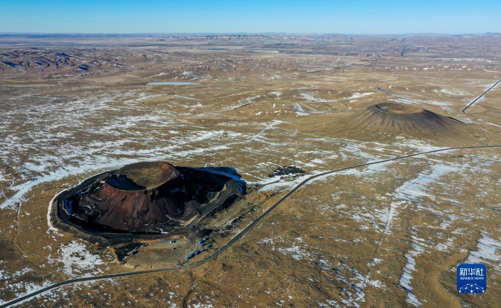 乌兰哈达火山群位于内蒙古乌兰察布市察哈尔右翼后旗,由众多大小不一