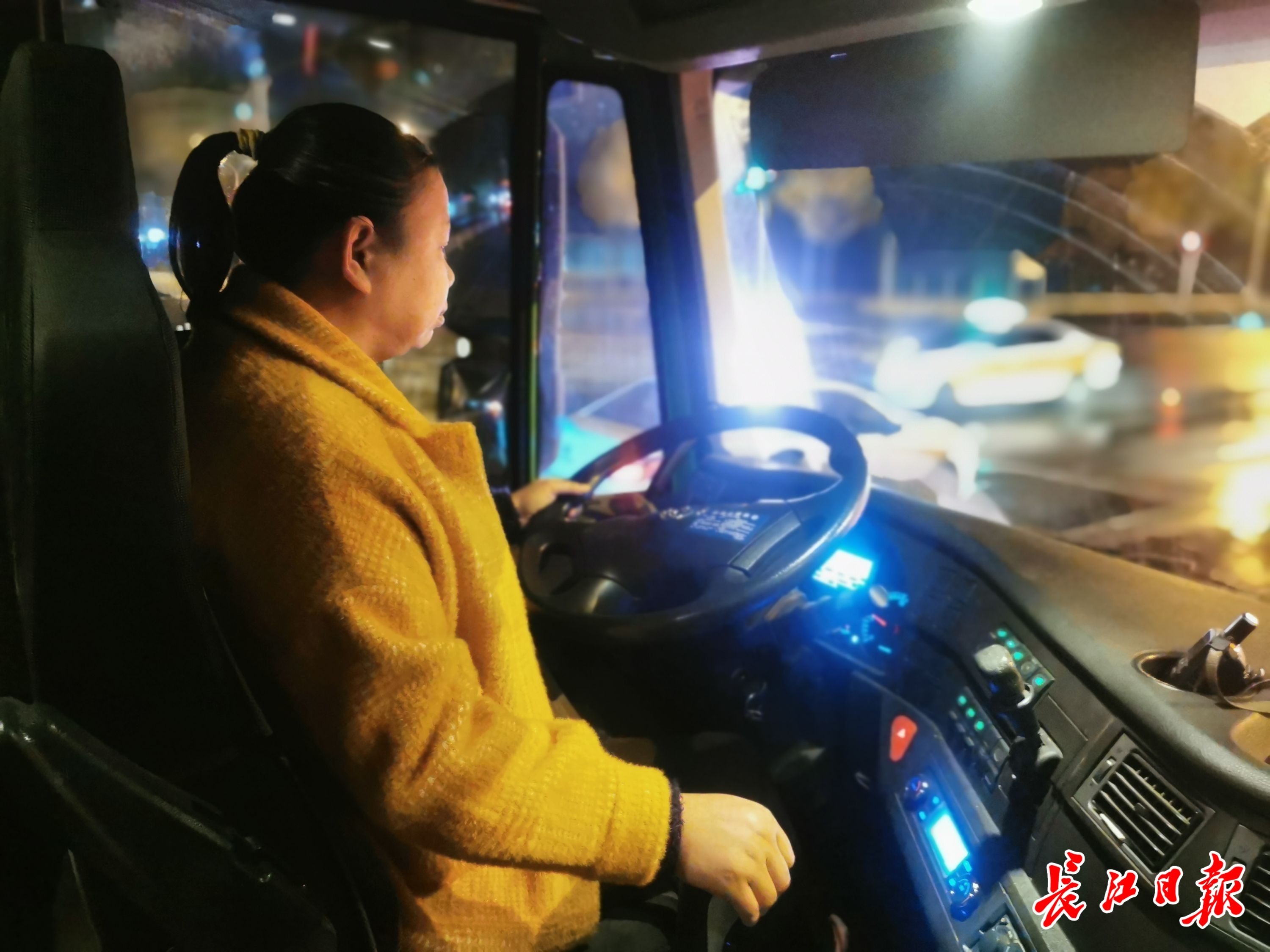 武汉唯一女渣土车司机陈连菊4年30万公里零违章