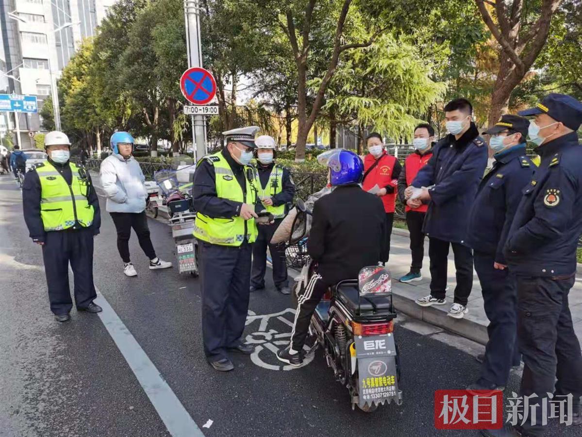  走街串巷“送安全”，武昌交警联合多部门开展122宣传活动(图1)