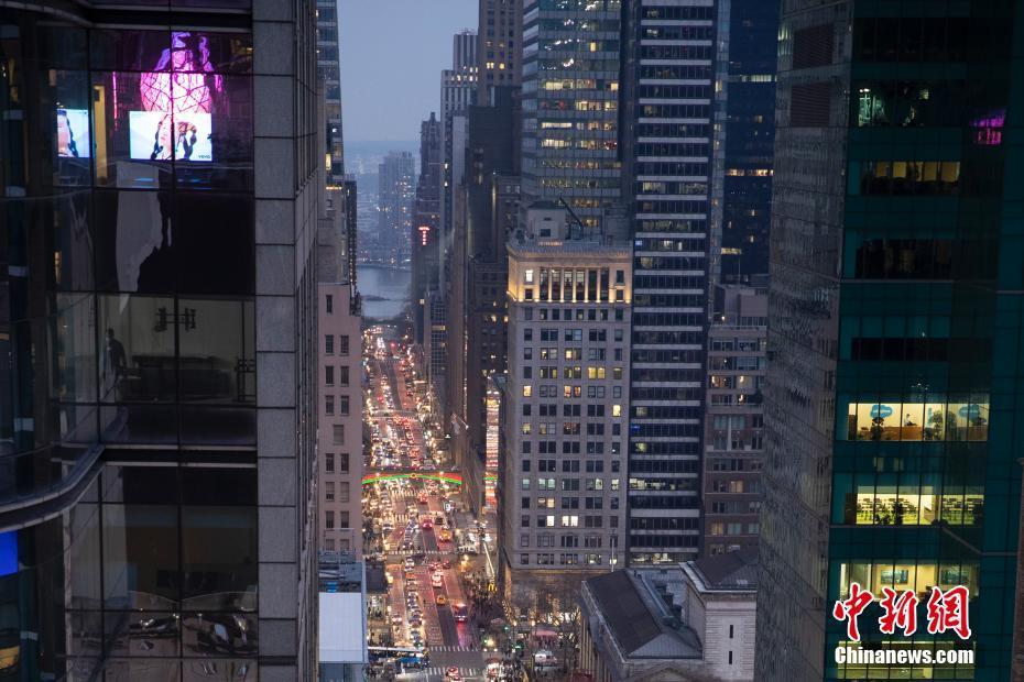 当地时间12月30日,美国纽约时报广场跨年夜倒计时水晶球测试亮灯,附近
