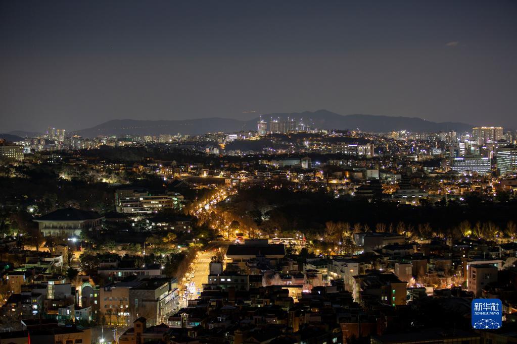 这是12月1日在韩国首尔拍摄的城市夜景. 新华社记者 王益亮 摄