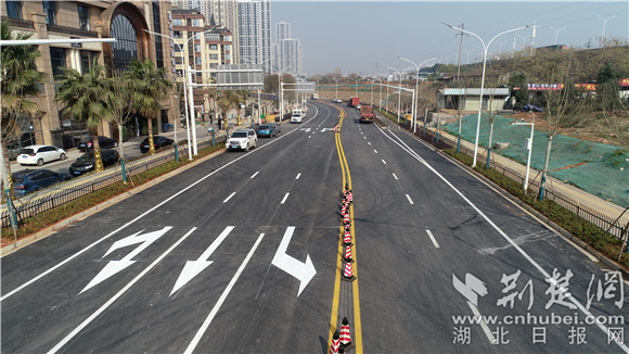 青菱河东路交通标识线已经划好66.jpg