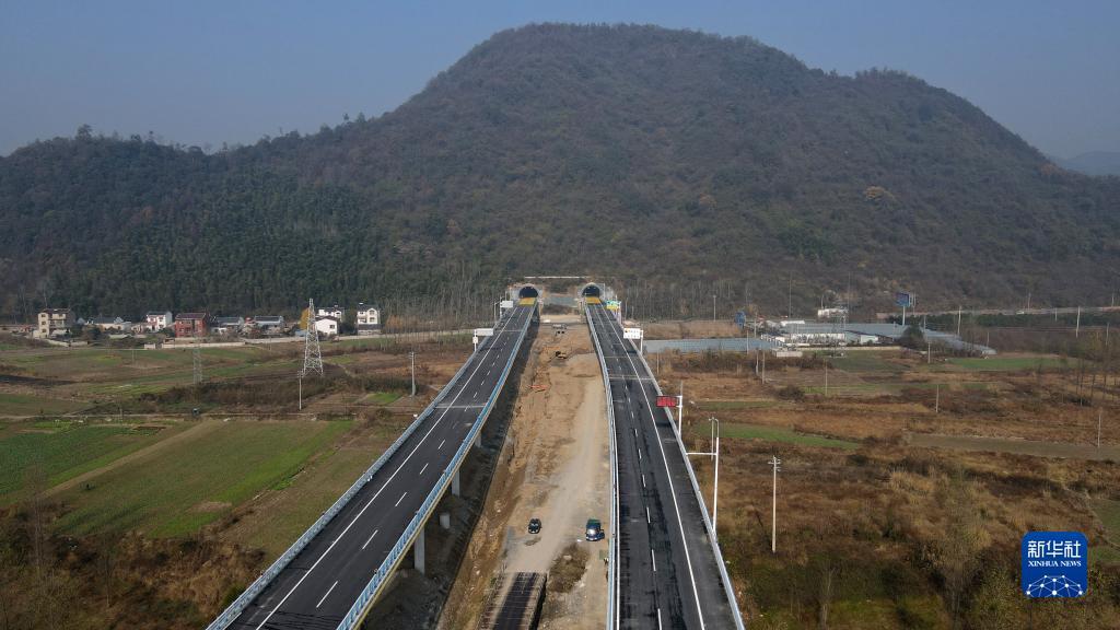 随着芜黄高速12月16日正式建成通车,安徽实现县县通高速公路.