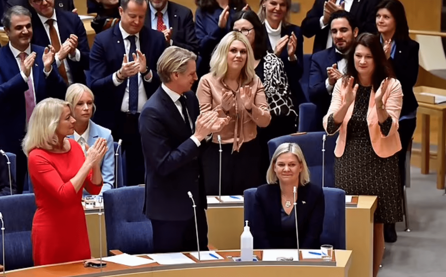 女首相.png.png