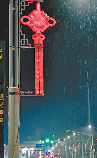 武汉街头年味满满 2.3万组大红灯笼中国结同时点亮(图2)