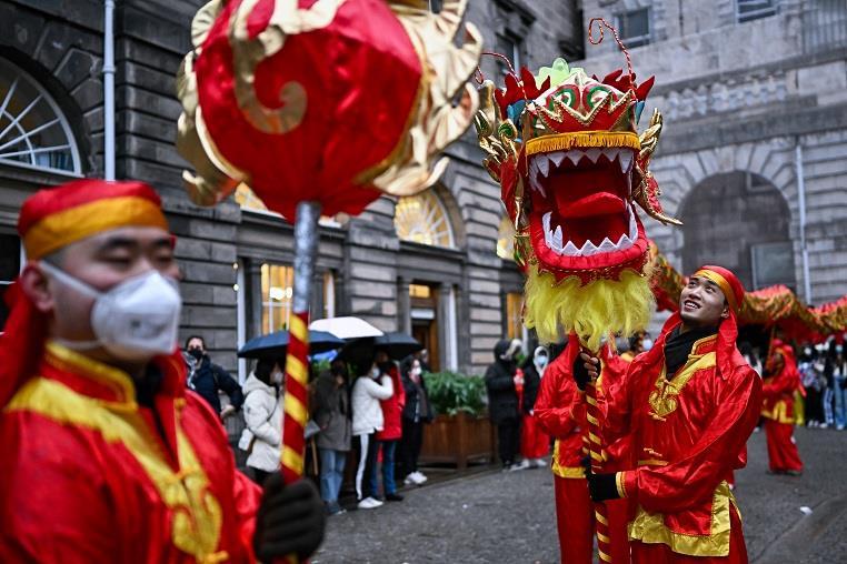 舞龙迎新年英国爱丁堡华人社区举办春节庆祝活动