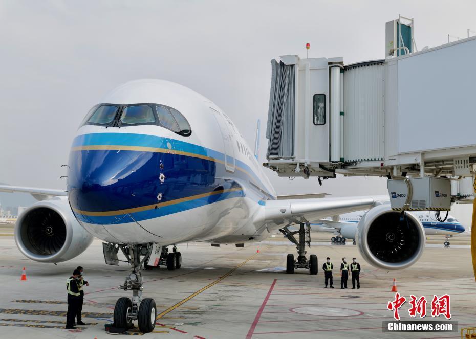 1月6日,广东省深圳市,南航两架全新大型远程宽体a350-900型客机同时