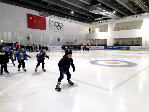 一学期掌握27种滑冰技巧、与滑雪谈球吧体育世界冠军互动小学生们让“冷”运动“热”起来(图2)