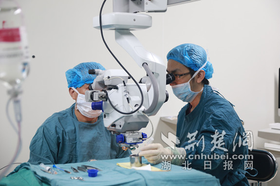 折叠式人工玻璃体球囊的临床应用,内界膜翻转在巨大黄斑裂孔中的应用