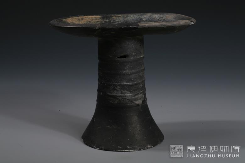 良渚博物院推出的"良渚定胜"礼盒,其中高足盘的器型设计元素来自于