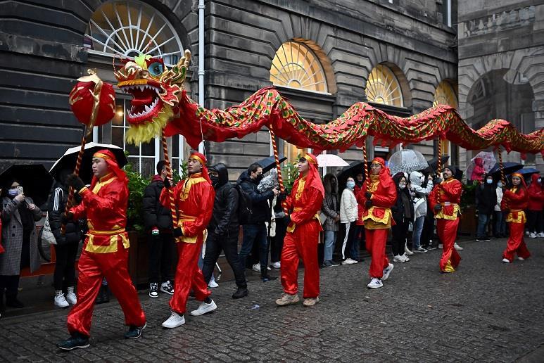 舞龙迎新年英国爱丁堡华人社区举办春节庆祝活动