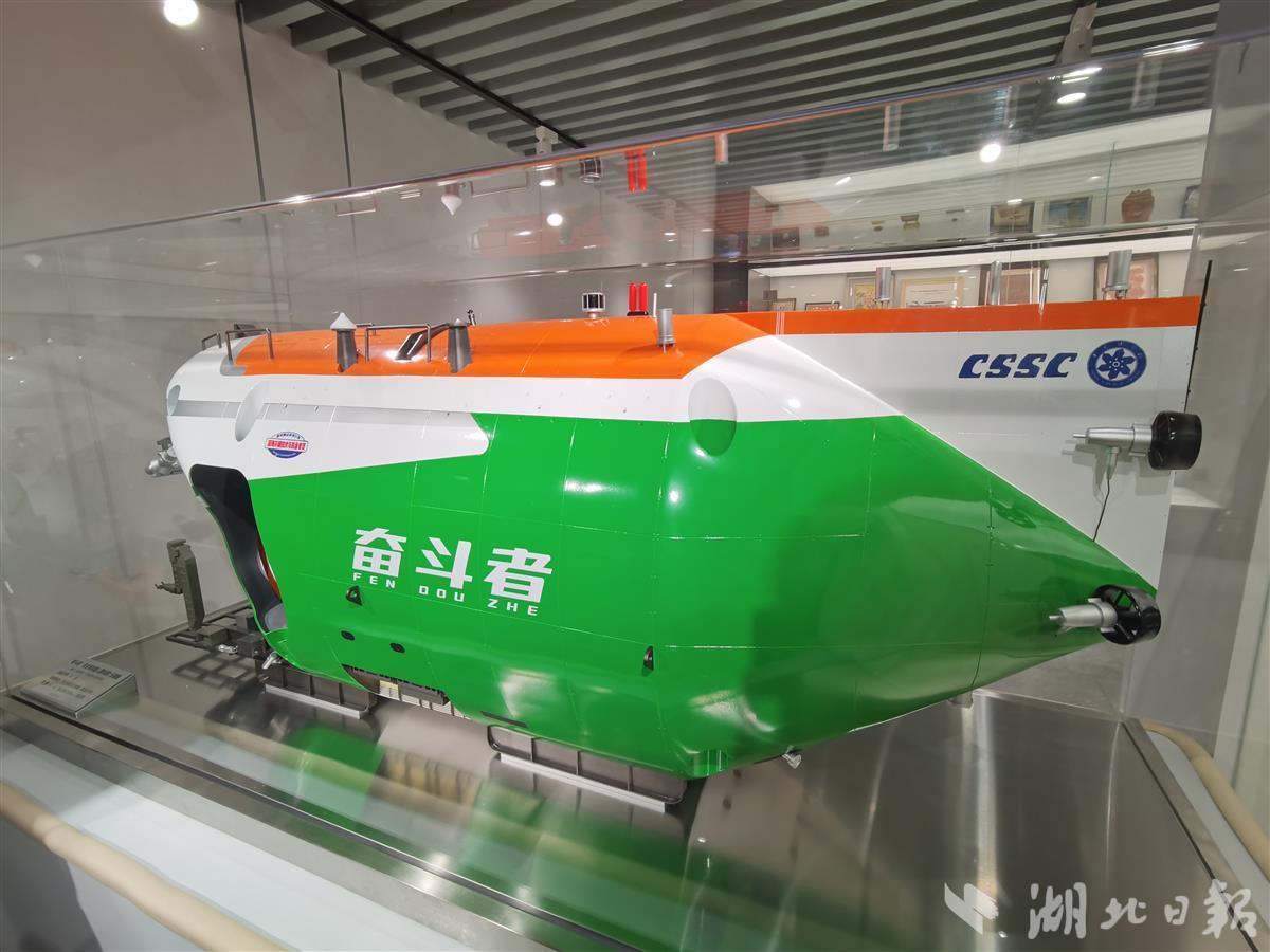 华师一附中获赠奋斗者号潜水器模型总设计师叶聪这么说