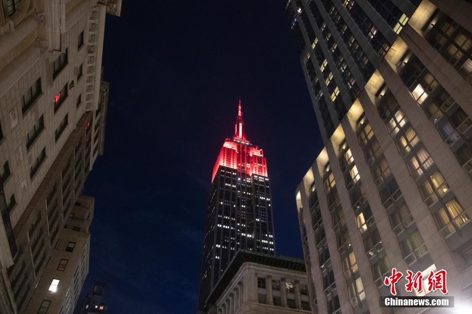 纽约帝国大厦为农历虎年点亮中国红