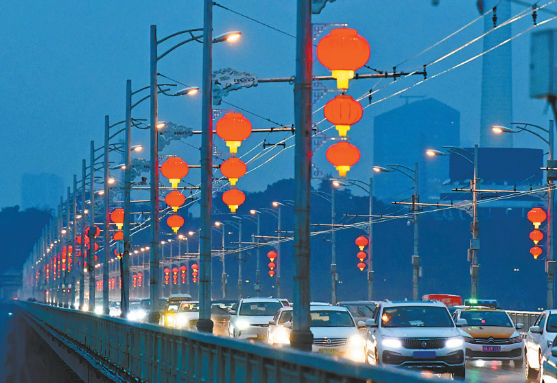 武汉街头年味满满 2.3万组大红灯笼中国结同时点亮(图1)