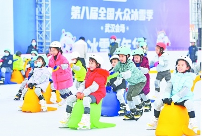 塔子湖全民健身中心可以滑真冰啦第八届全国大众冰雪季武汉会场冰雪