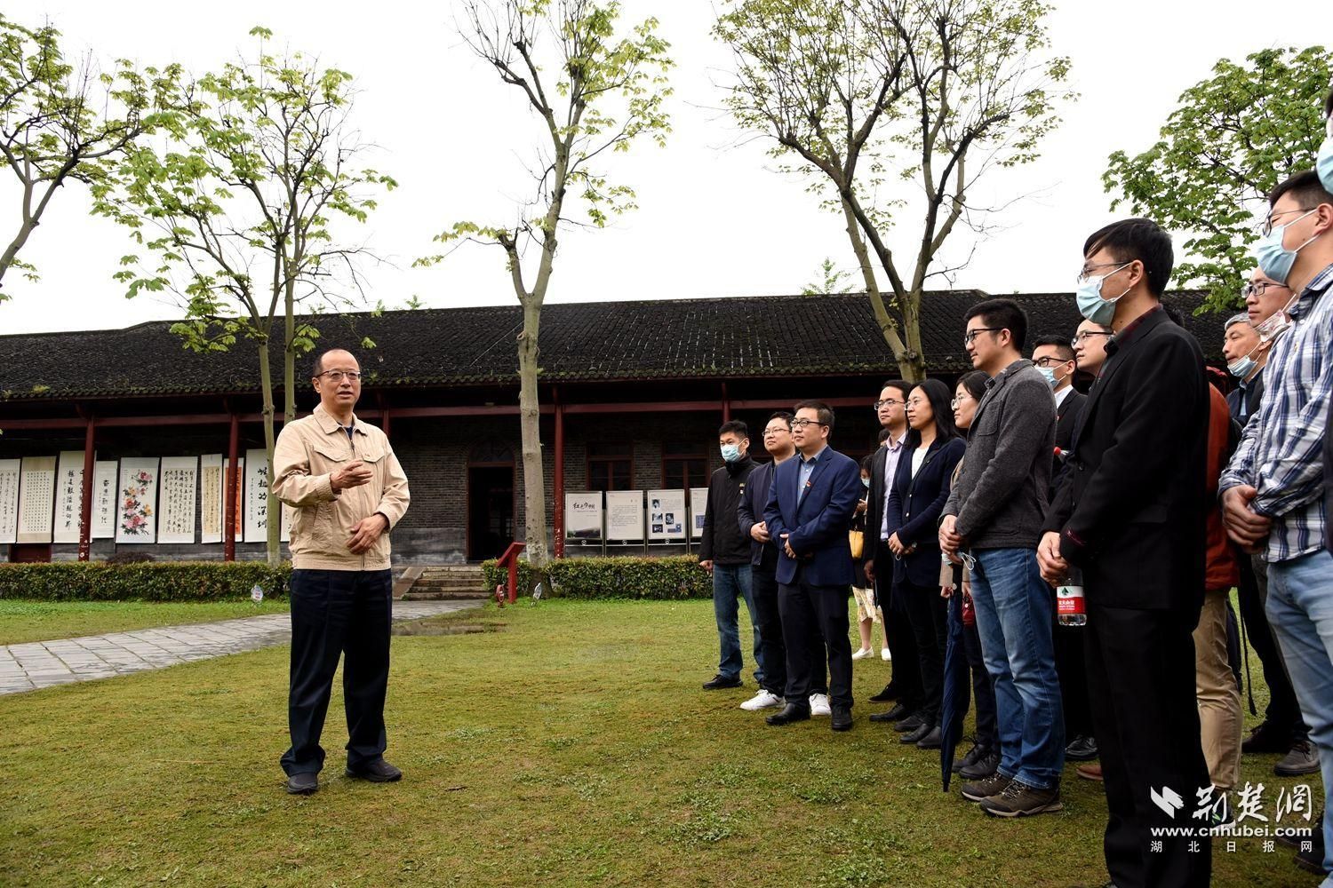 华中农业大学校长李召虎与青年教师共赴武汉革命博物馆实地走访学习.jpg.jpg