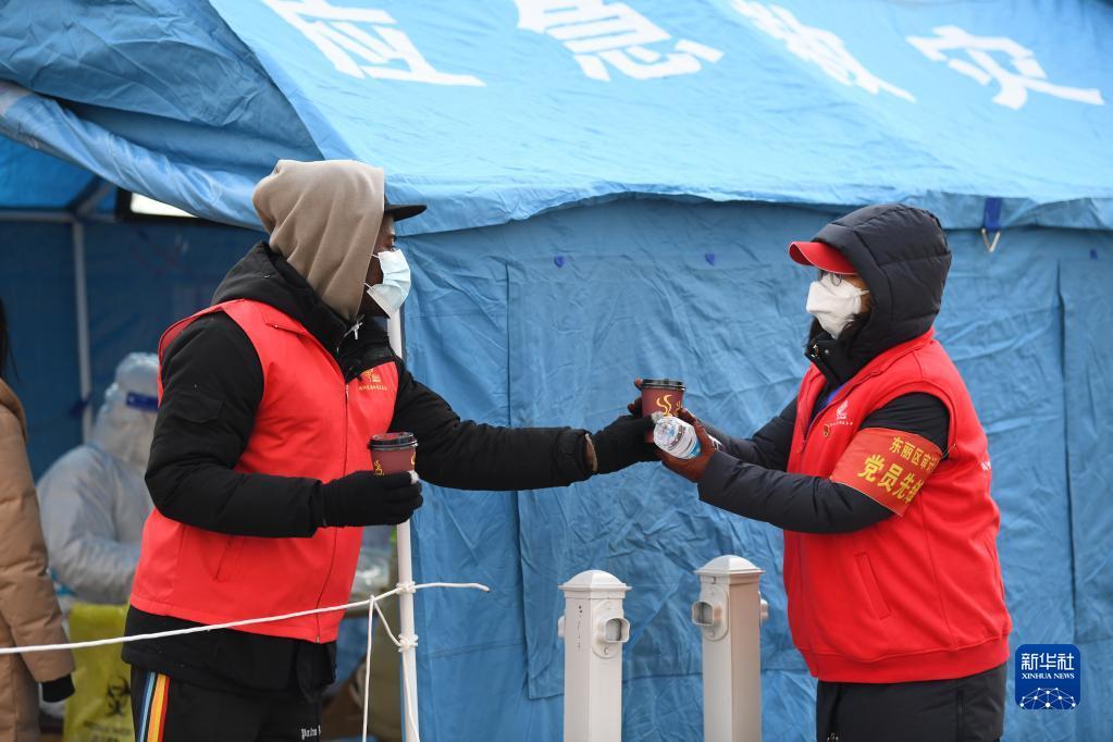 跨越洲际的津城战疫非洲留学生在津当上防疫志愿者