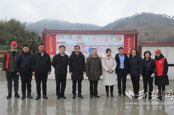 在三局帮扶资金广场改造项目合影.jpg