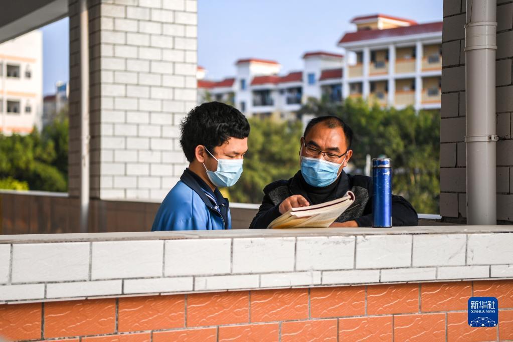 东兴中学是当地唯一一所高中,受疫情影响,全校近900名高三学生中有近