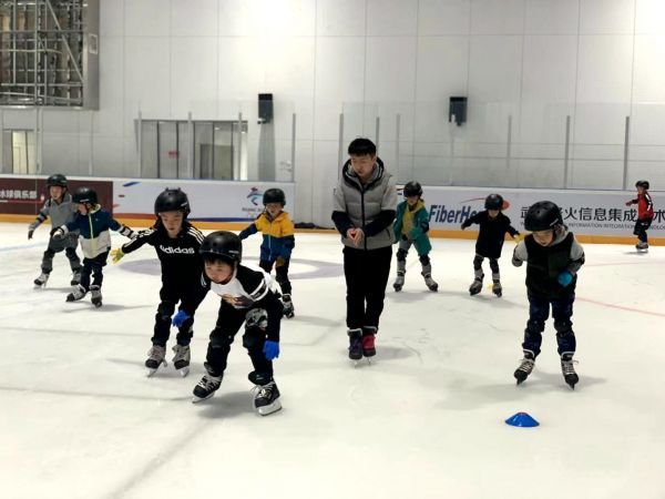 一学期掌握27种滑冰技巧、与滑雪谈球吧体育世界冠军互动小学生们让“冷”运动“热”起来(图3)