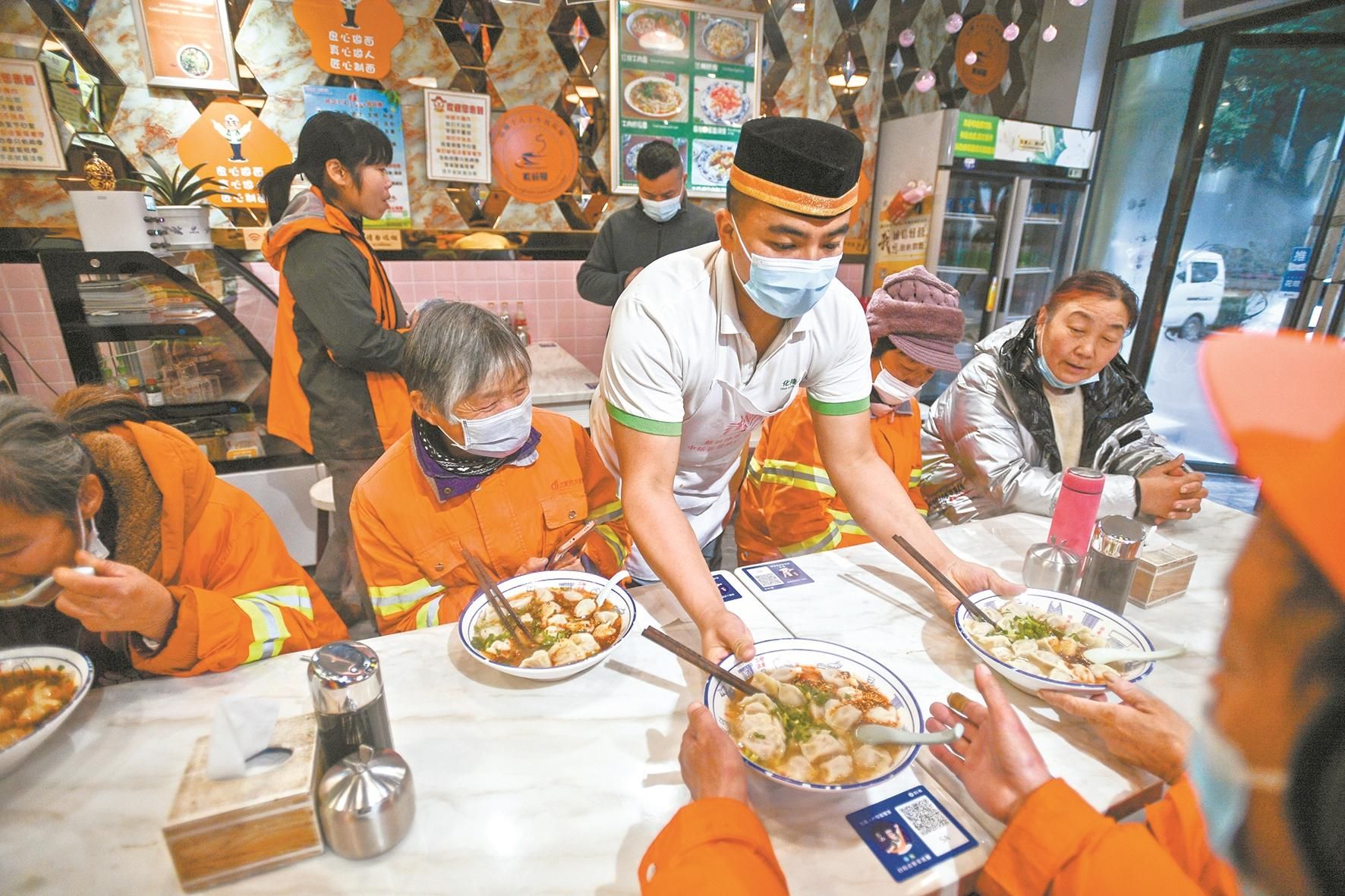 每天免费提供牛肉面冬至或腊八节吃饺子 撒拉族小伙连续4年宴请环卫工(图1)