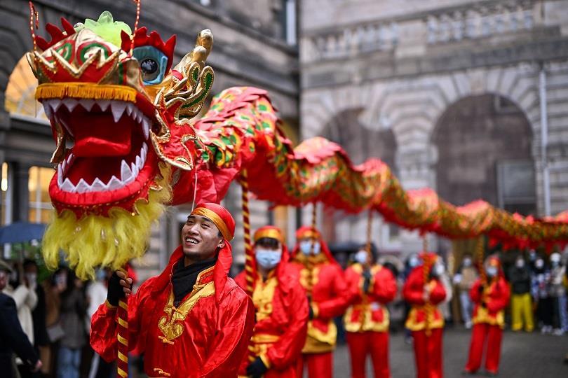 舞龙迎新年英国爱丁堡华人社区举办春节庆祝活动