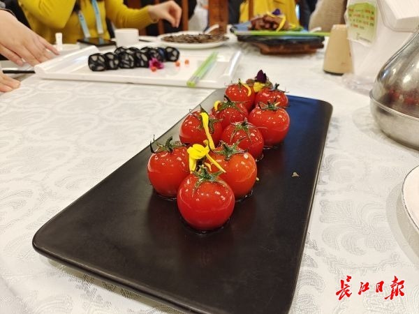 北京冬奥会冰壶比赛即将在冰立方里举行,餐桌上的一粒粒"冰壶,由