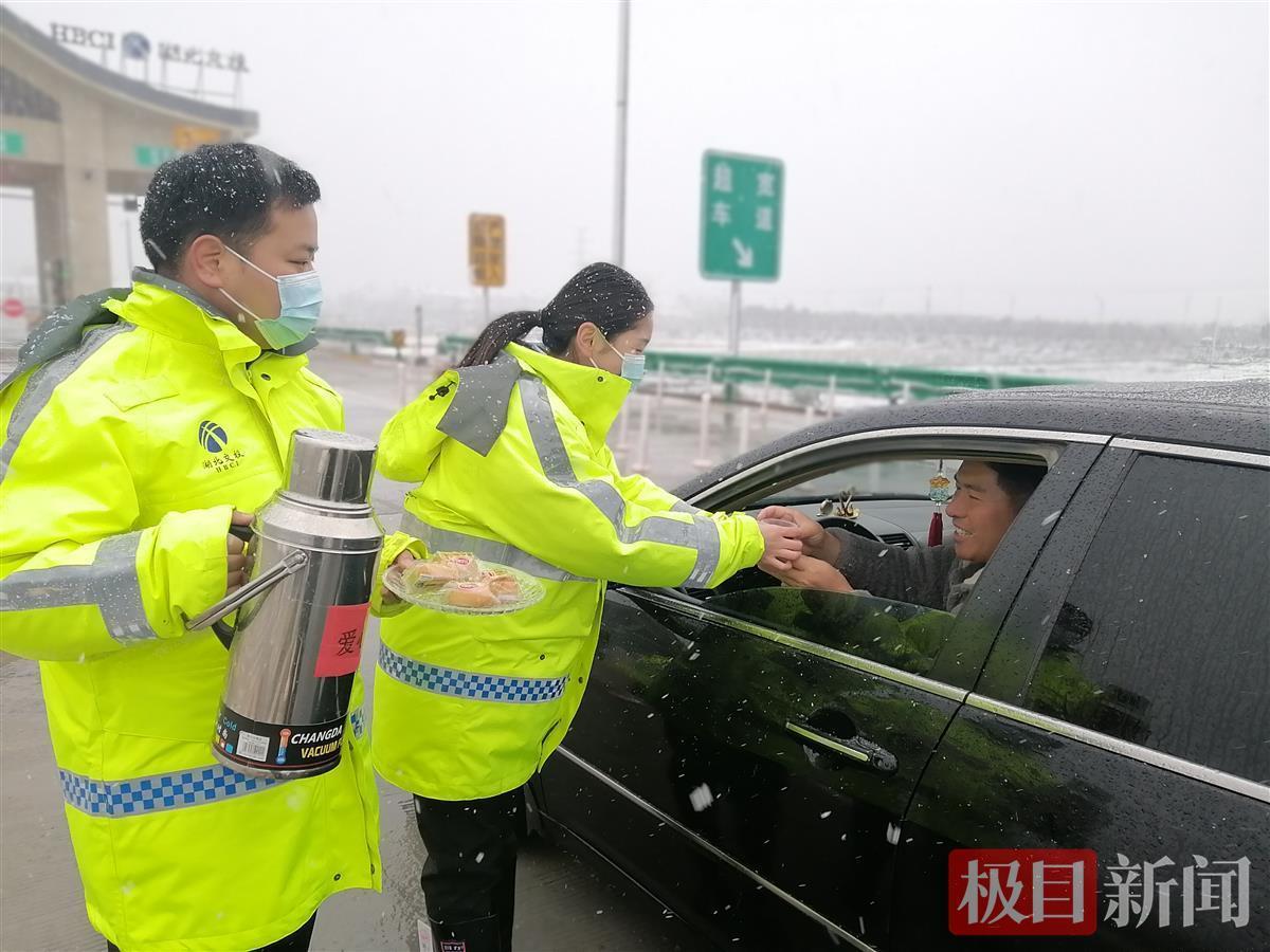 天博电竞APP春运返程遇降雪京珠运营公司为滞留旅客送上热腾腾的面(图4)