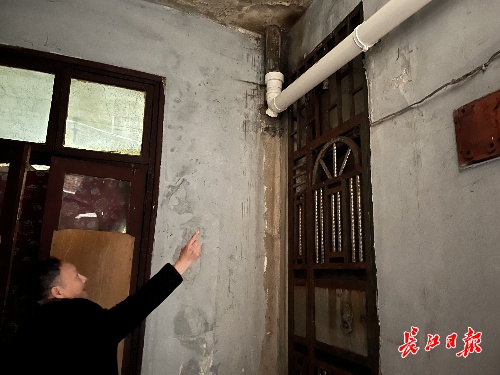 beat365官方最新版家门口有条“水路”社区多方联动帮忙维修更换雨水管困扰居民