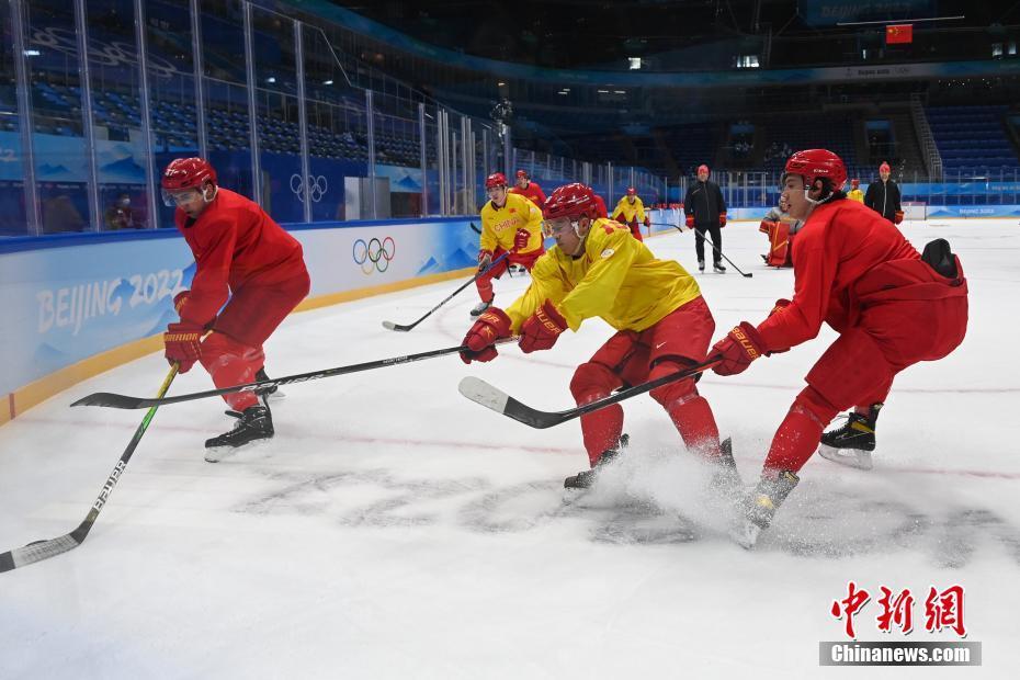 中国男子冰球队进行赛前训练