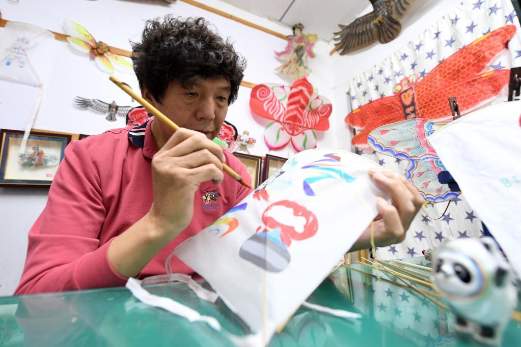 北京冬奥会期间,天津"风筝魏"传承人创作的冬奥主题风筝在天津鼓楼