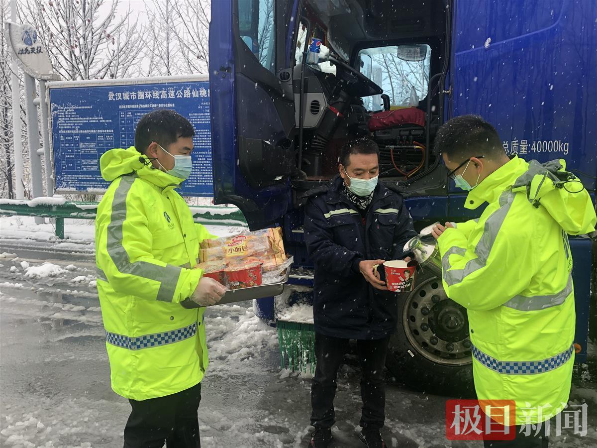 天博电竞APP春运返程遇降雪京珠运营公司为滞留旅客送上热腾腾的面(图3)