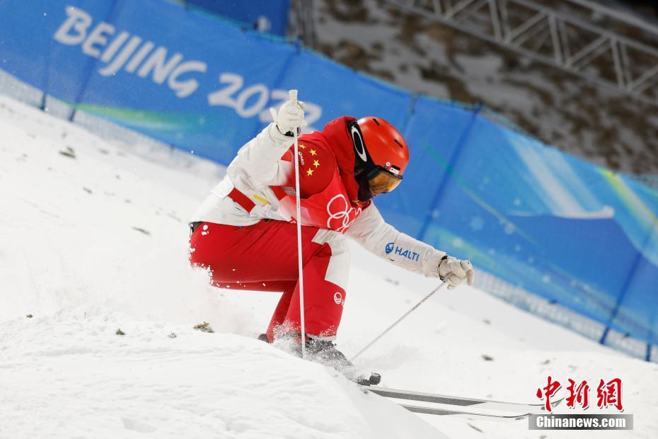中国选手赵洋出战自由式滑雪男子雪上技巧资格赛